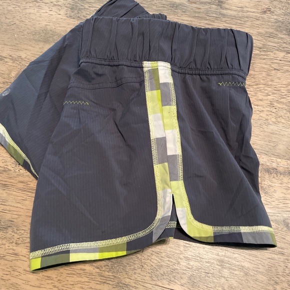 Lululemon Short 6 - Picture 2 of 5